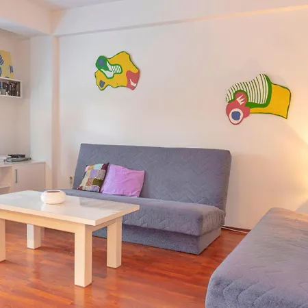 Two Bedroom Near Centre Apartment *
