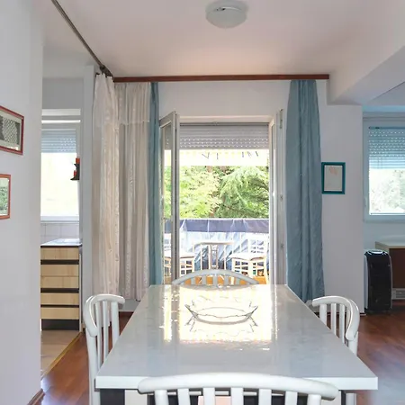 Apartment Two Bedroom Near Centre
