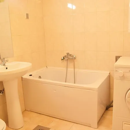 Two Bedroom Near Centre Apartment *