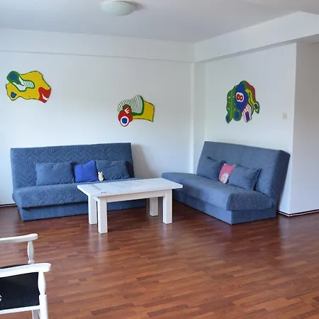 Apartment Two Bedroom Near Centre