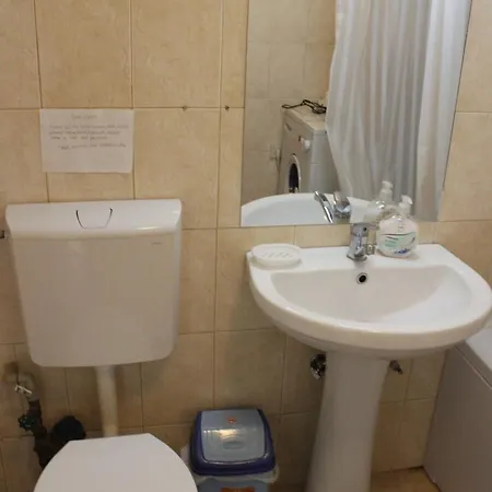 Two Bedroom Near Centre Apartment *